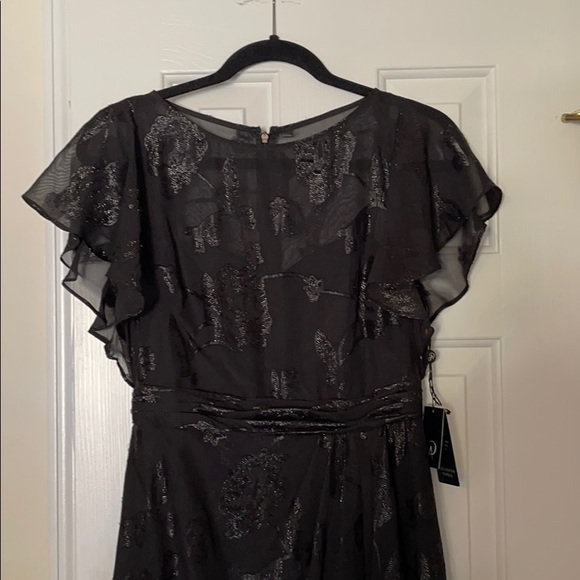 Black formal gown with sequin design - Picture 2 of 9